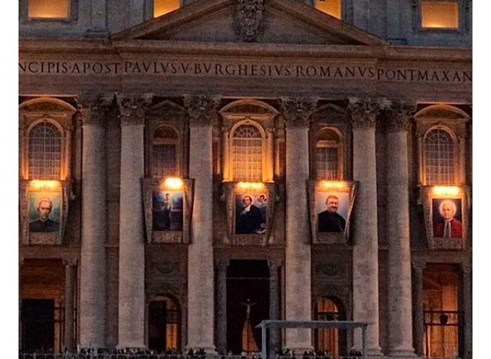 I ritratti dei nuovi santi sulla facciata di San Pietro